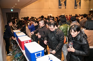 �������i